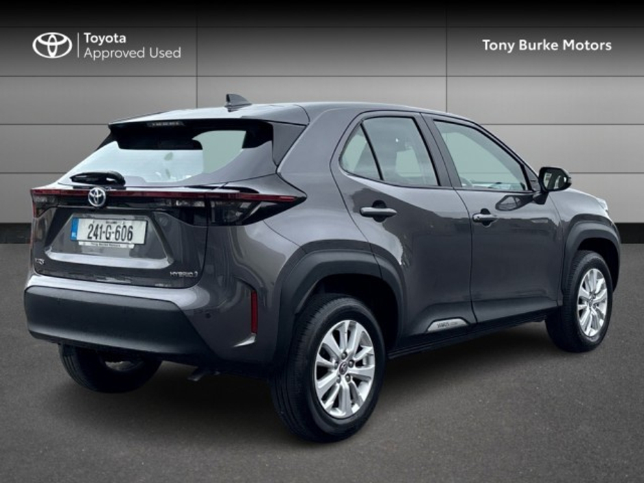 2024 Toyota Yaris Cross - image 2