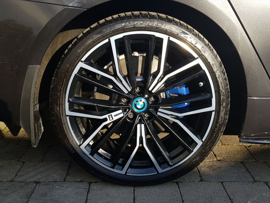 2022 BMW 5 Series - image 12