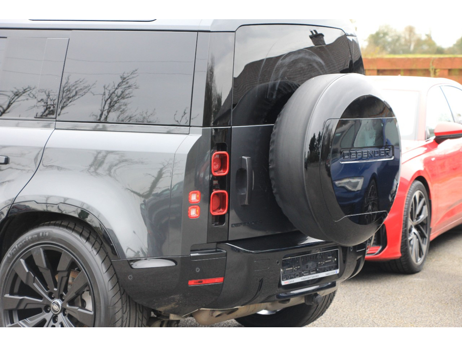 2022 Land Rover Defender - image 24