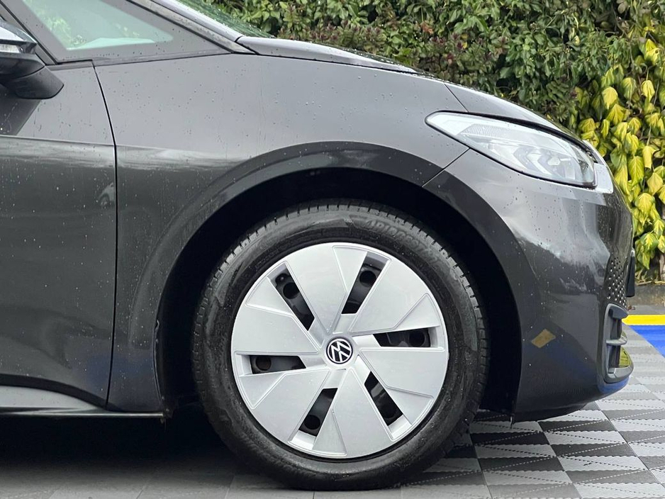 2023 Volkswagen ID.3 LIFE 58KWH // APPLE CARPLAY/ANDROID AUTO // PARKING SENSORS // DUAL ZONE CLIMATE CONTROL €20,950