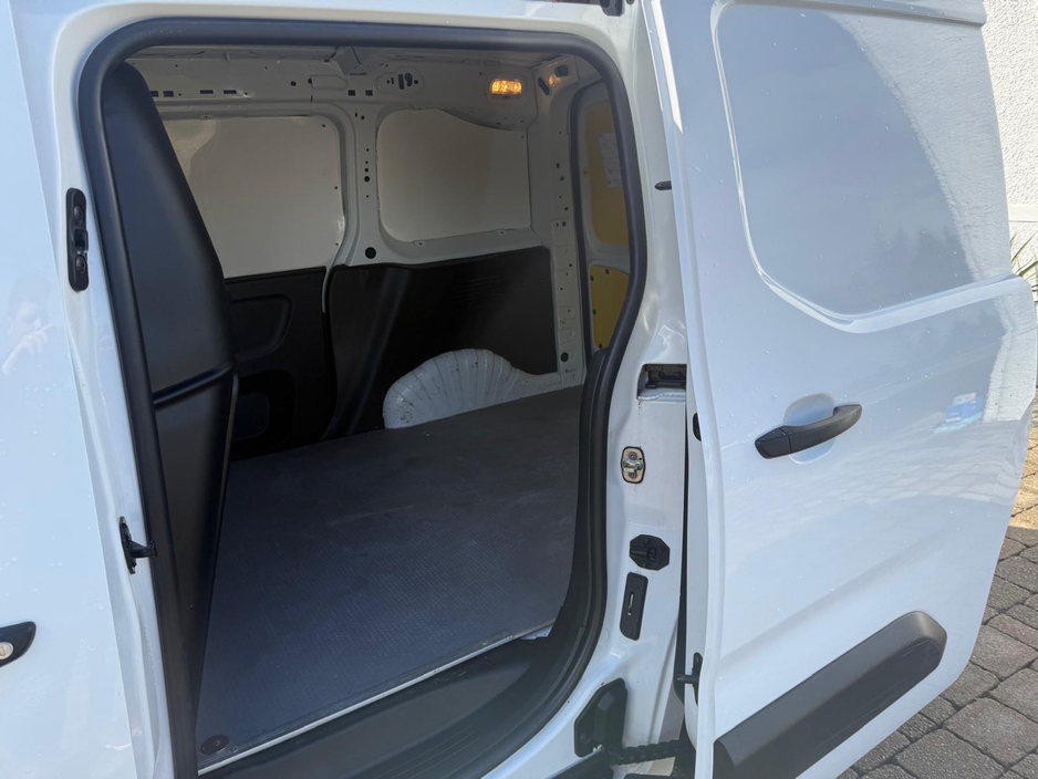 2019 Peugeot Partner - image 18