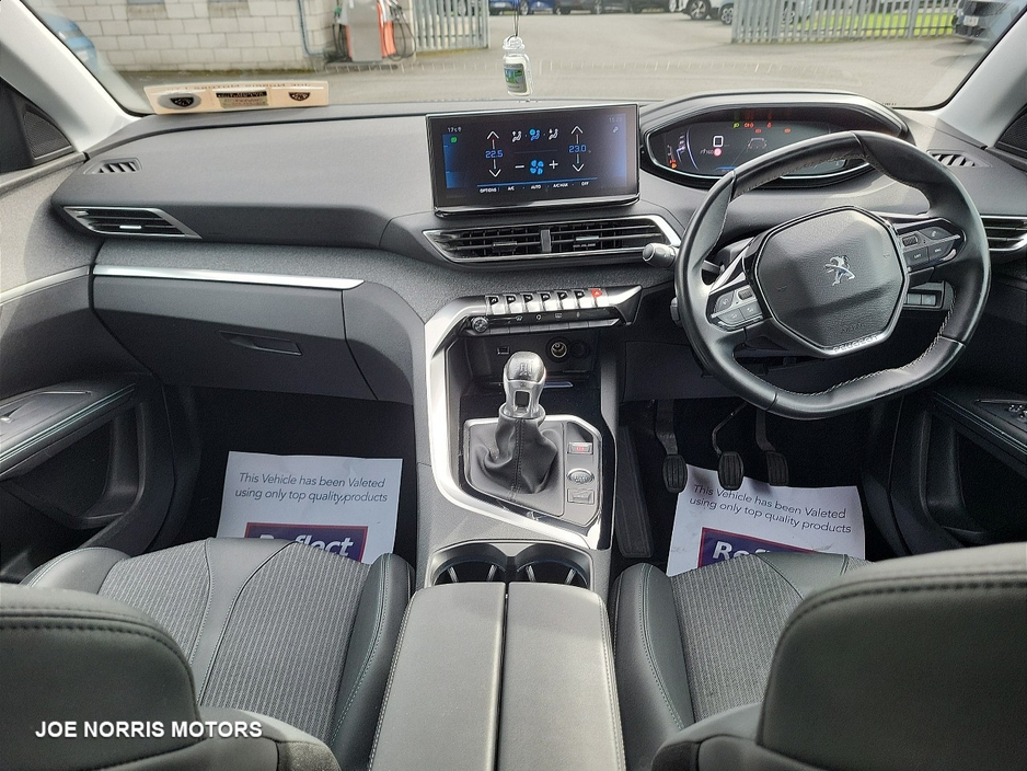 2021 Peugeot 5008 - image 8