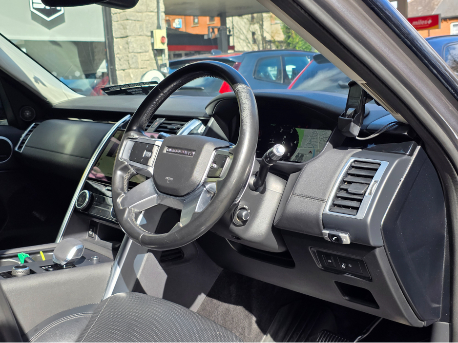 2021 Land Rover Discovery - image 9