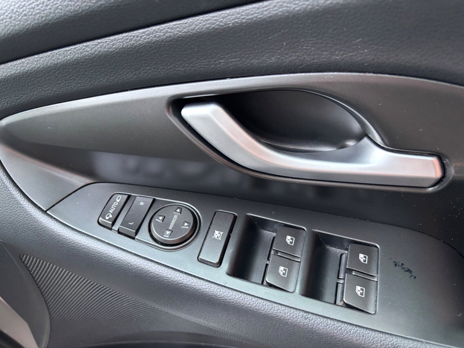 2017 Hyundai i30 - image 10