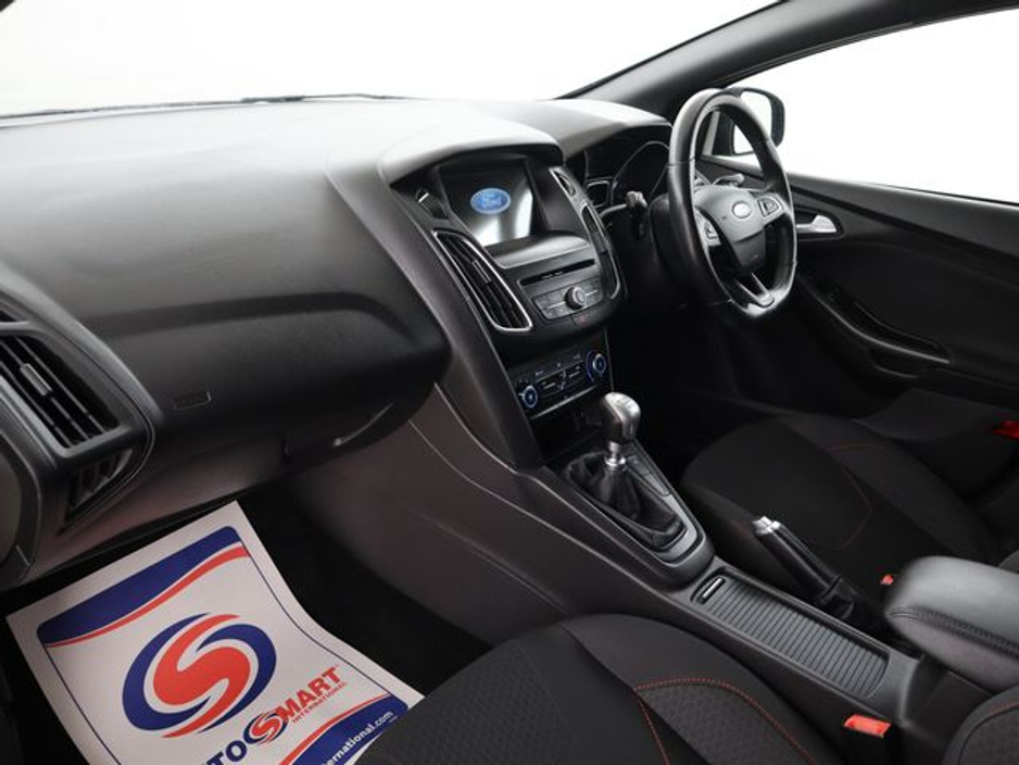 2017 Ford Focus - image 14