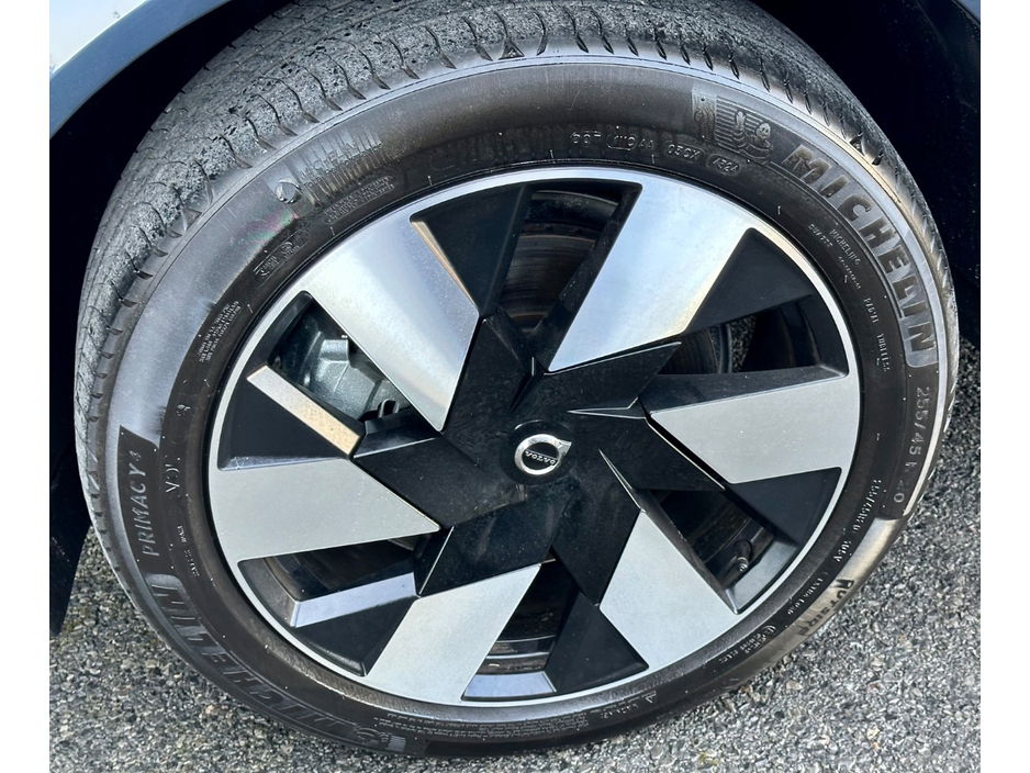 2025 Volvo XC60 - image 10