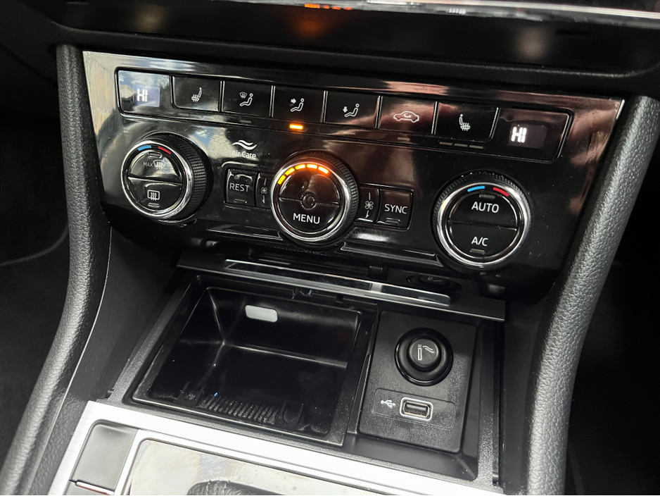 2020 Skoda Superb - image 18