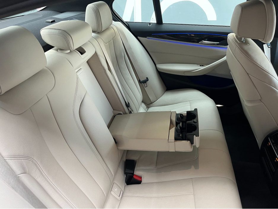 2017 BMW 5 Series - image 16