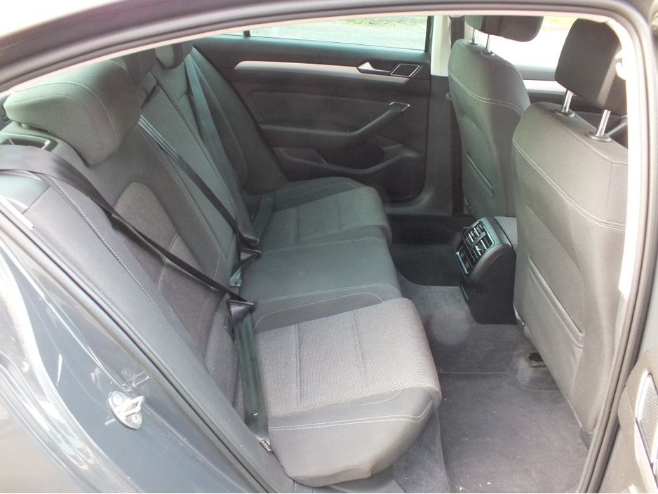 2018 Volkswagen Passat - image 11