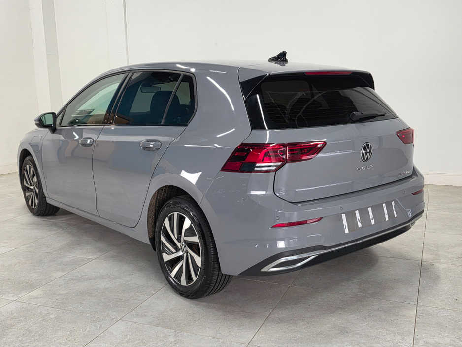 2023 Volkswagen Golf - image 11