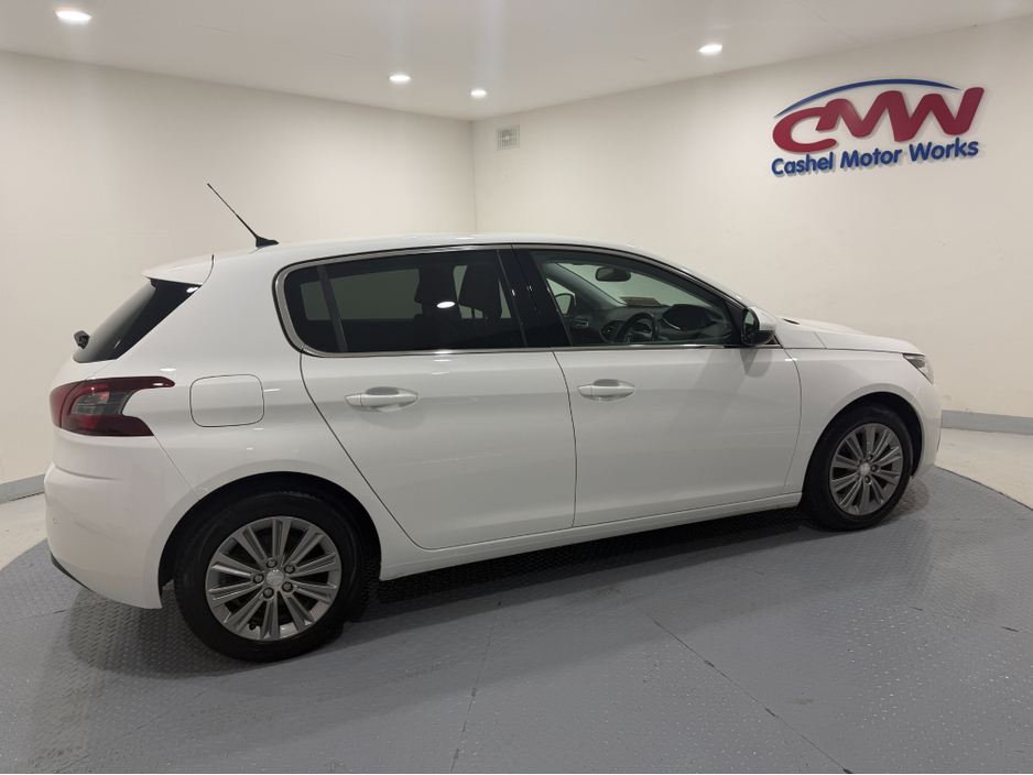 2021 Peugeot 308 - image 8