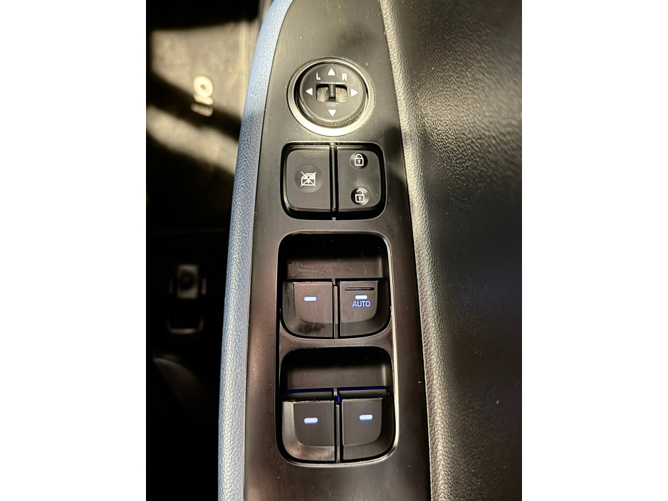 2017 Hyundai i10 - image 12