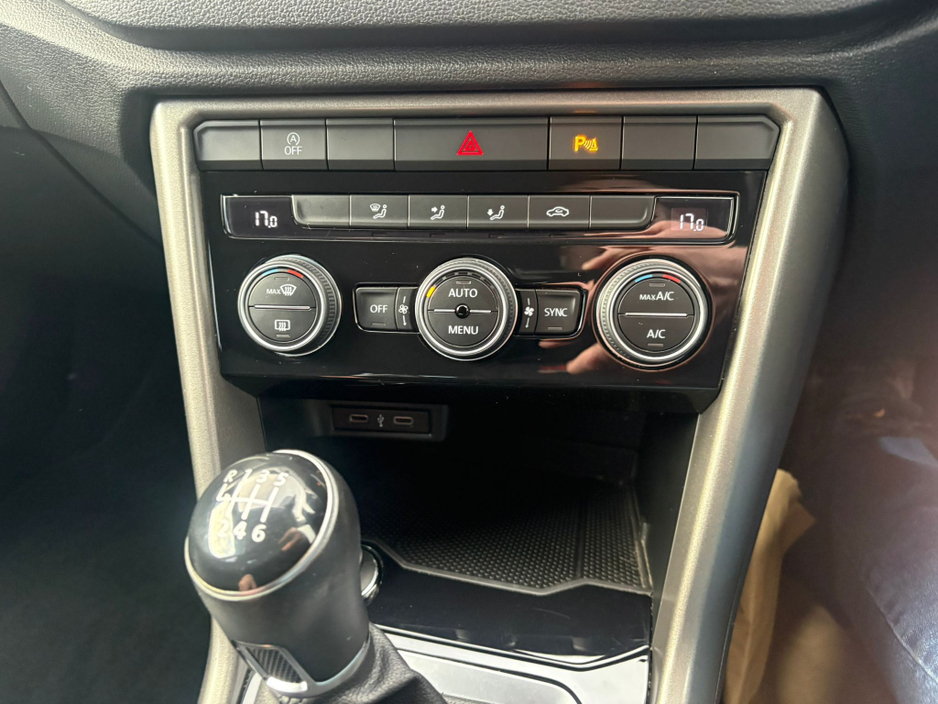 2021 Volkswagen T-Roc - image 11