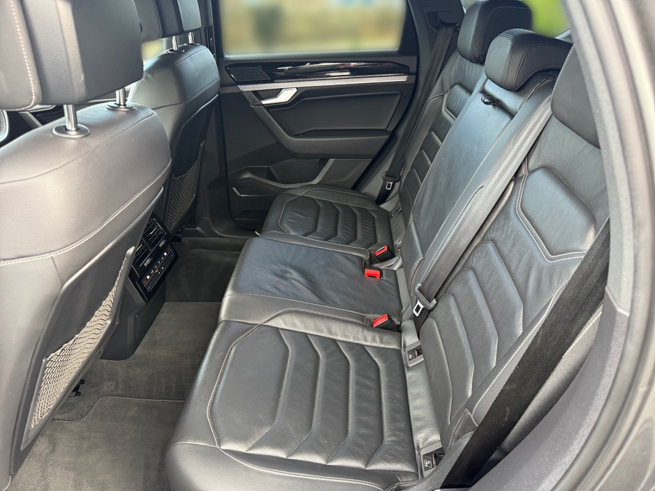 2019 Volkswagen Touareg - image 16