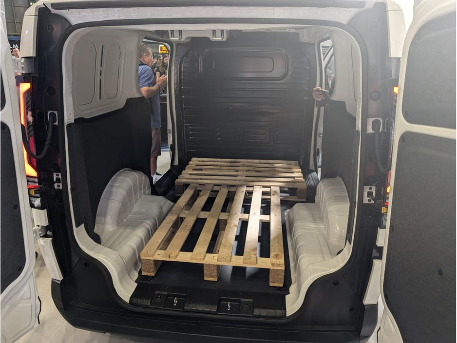 2026 Kia PV5 - image 12