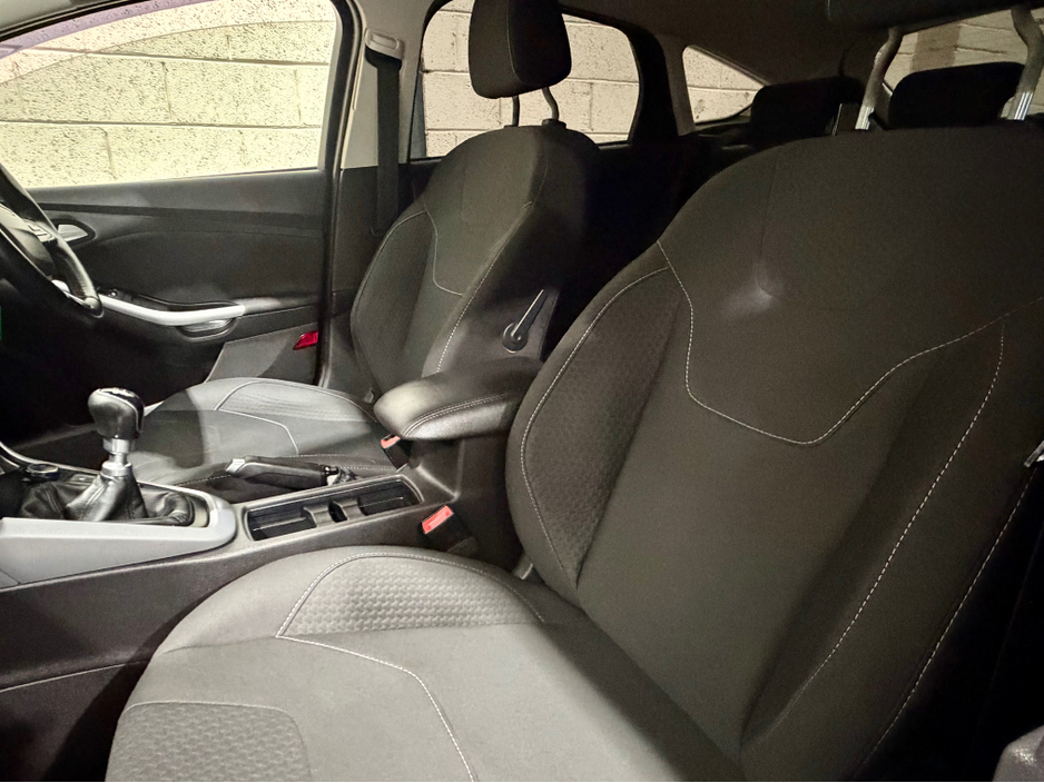 2016 Ford Focus - image 15