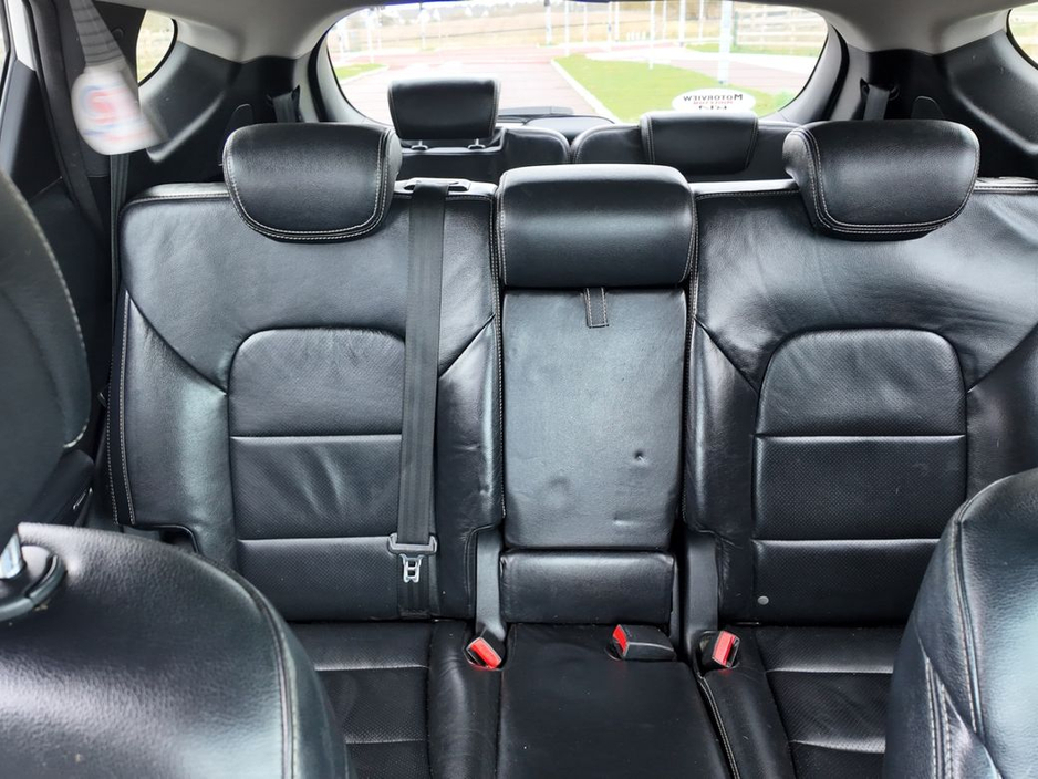 2016 Hyundai Santa Fe - image 11