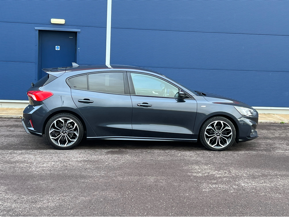 2020 Ford Focus - image 3