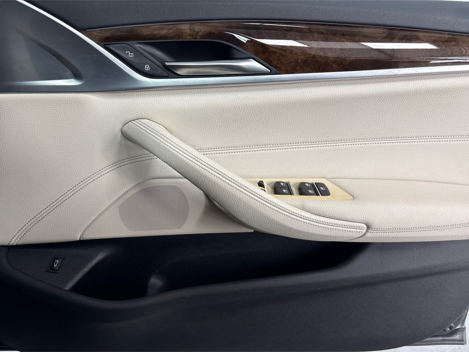 2019 BMW 5 Series - image 24