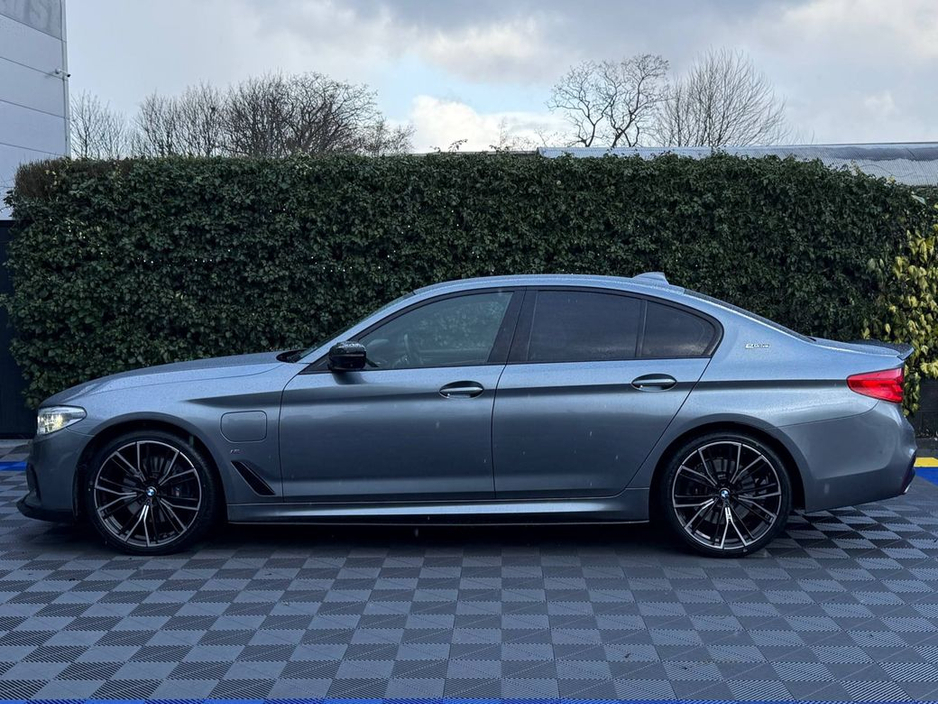 2019 BMW 5 Series 530e M-SPORT COMPETITION 2.0 HYBRID // HEADS-UP DISPLAY // 4 HEATED SEATS // 360 VISUAL PARKING ASSIST €29,900