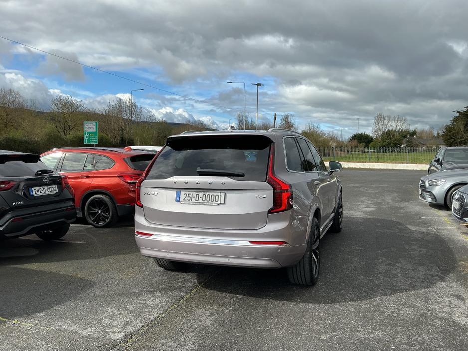 2025 Volvo XC90 - image 9