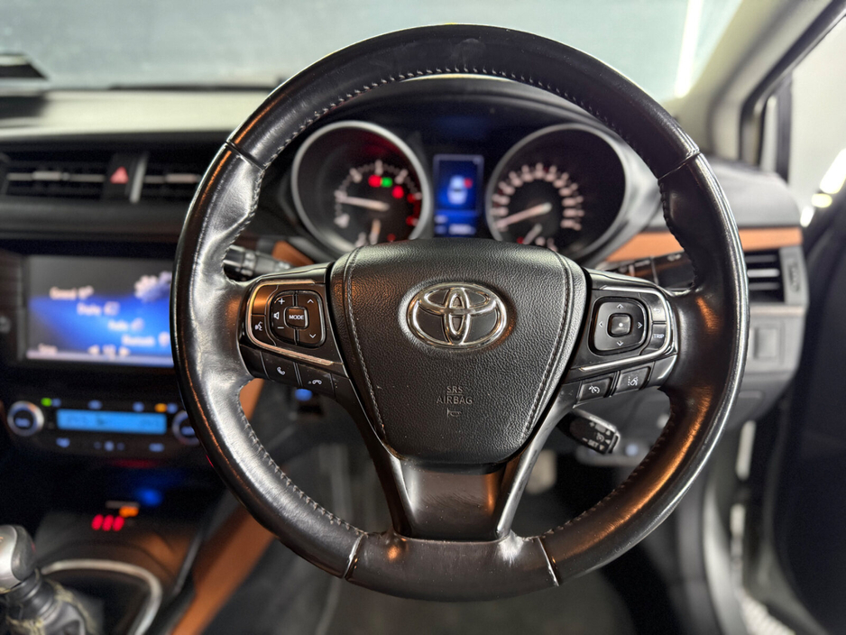2015 Toyota Avensis - image 23