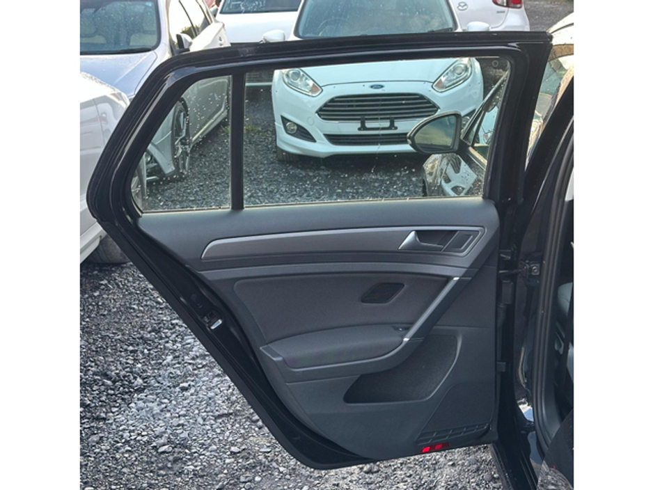 2013 Volkswagen Golf - image 10