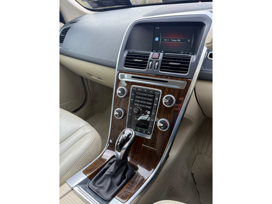 2015 Volvo XC60 - image 12