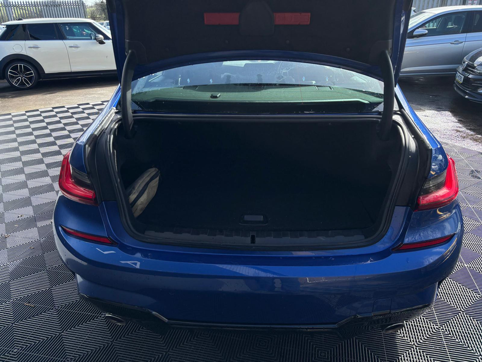 2022 BMW 3 Series - image 7