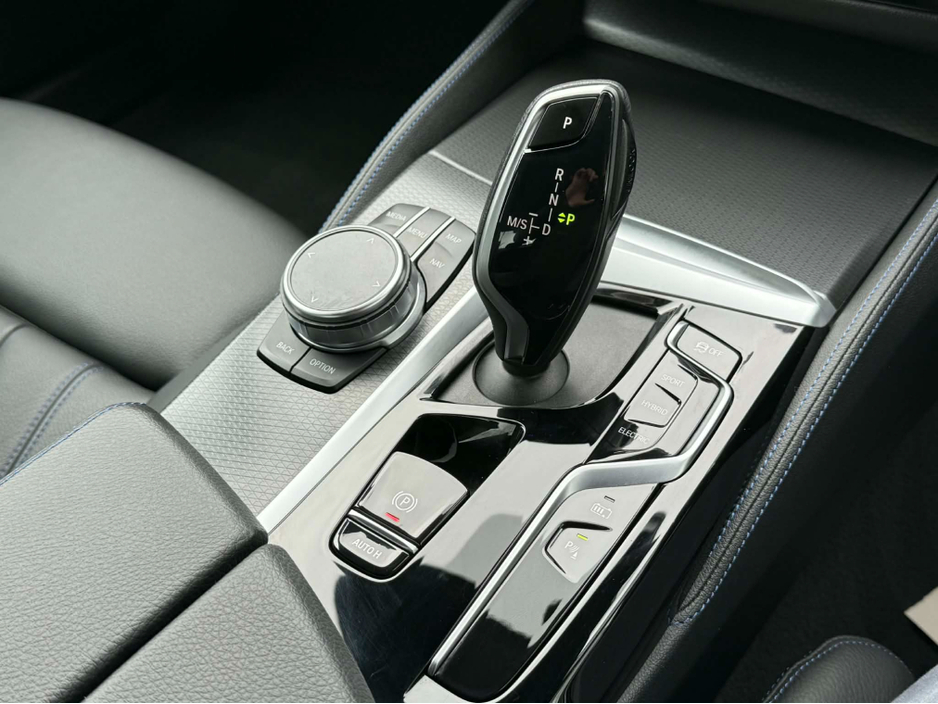 2022 BMW 5 Series - image 16