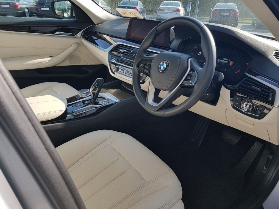 2019 BMW 5 Series - image 9