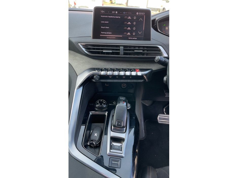 2018 Peugeot 3008 - image 12