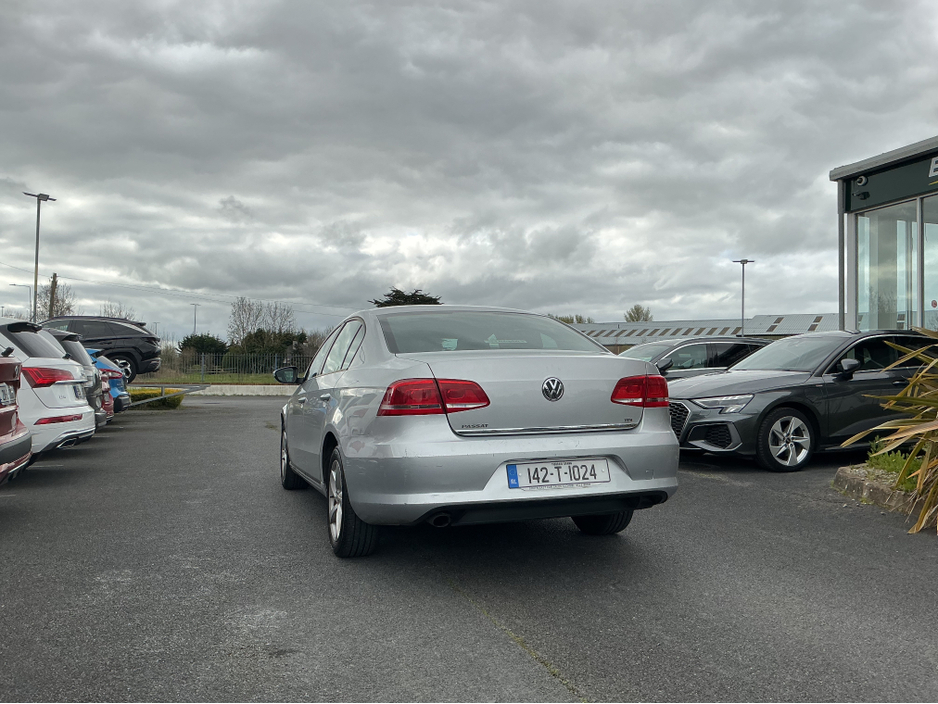 2014 Volkswagen Passat - image 10