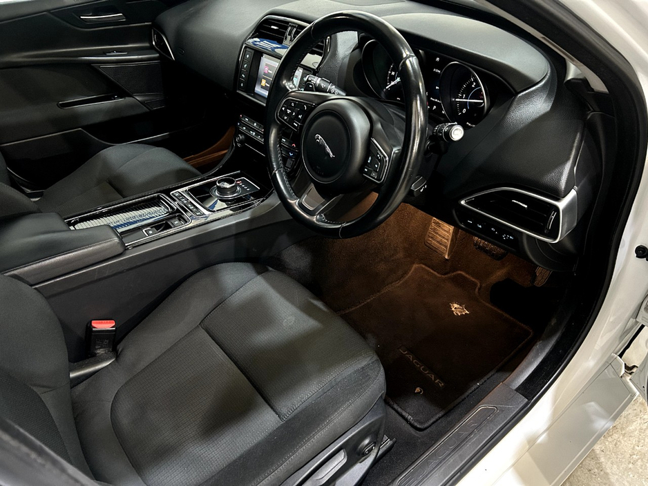 2018 Jaguar XE - image 10