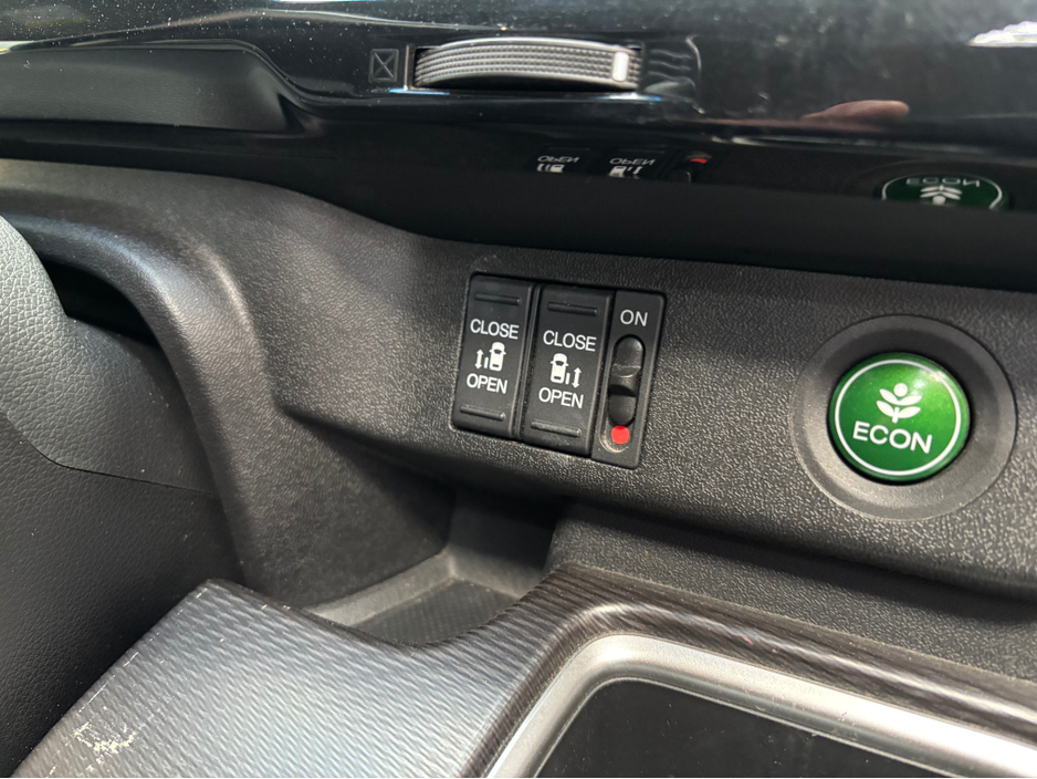 2021 Honda Stepwagon - image 12