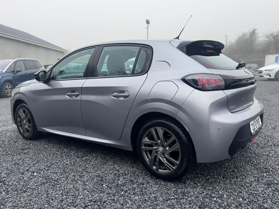 2022 Peugeot 208 - image 5