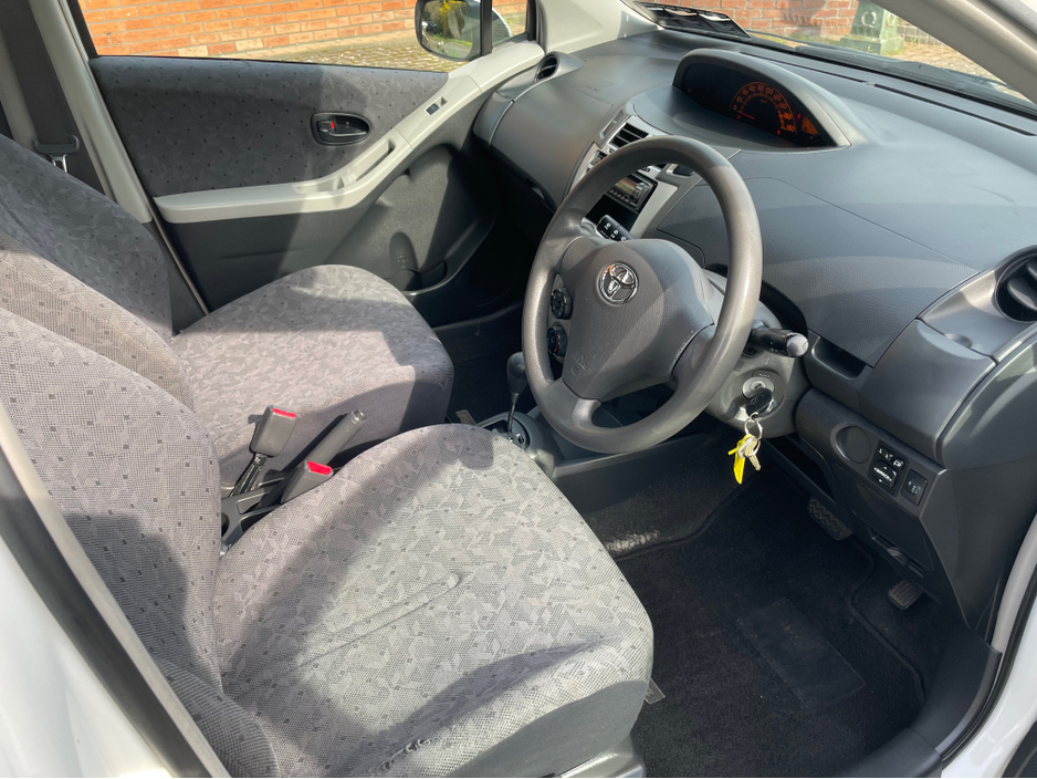 2010 Toyota Yaris - image 13