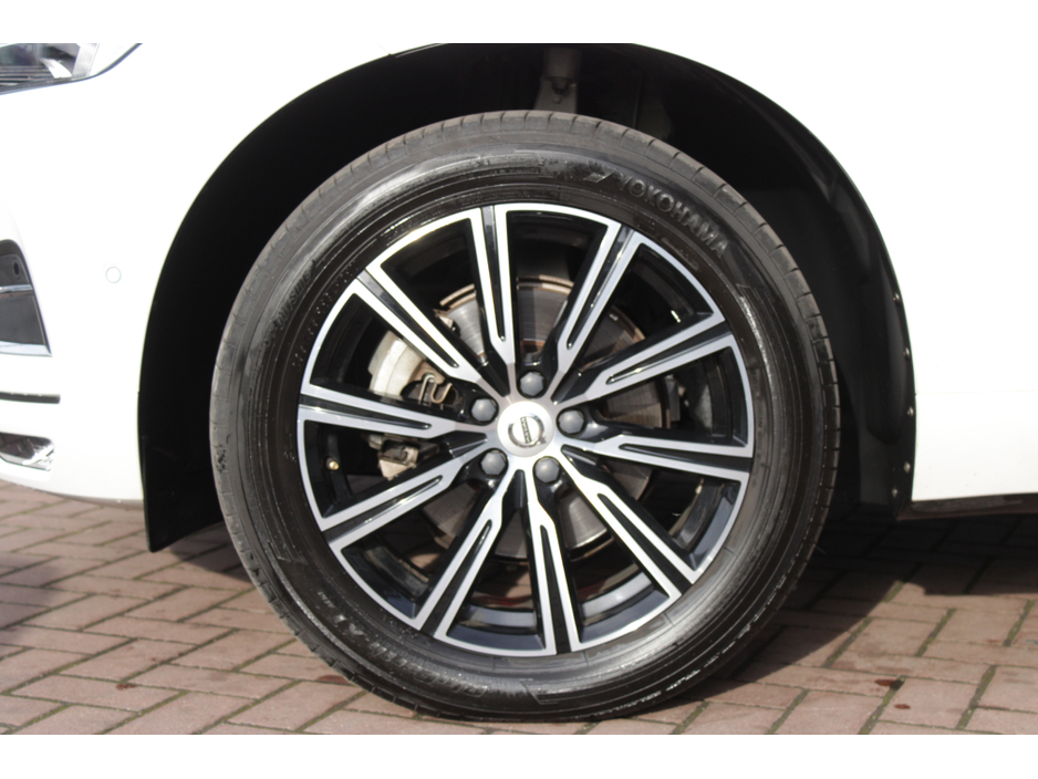 2020 Volvo XC60 - image 25