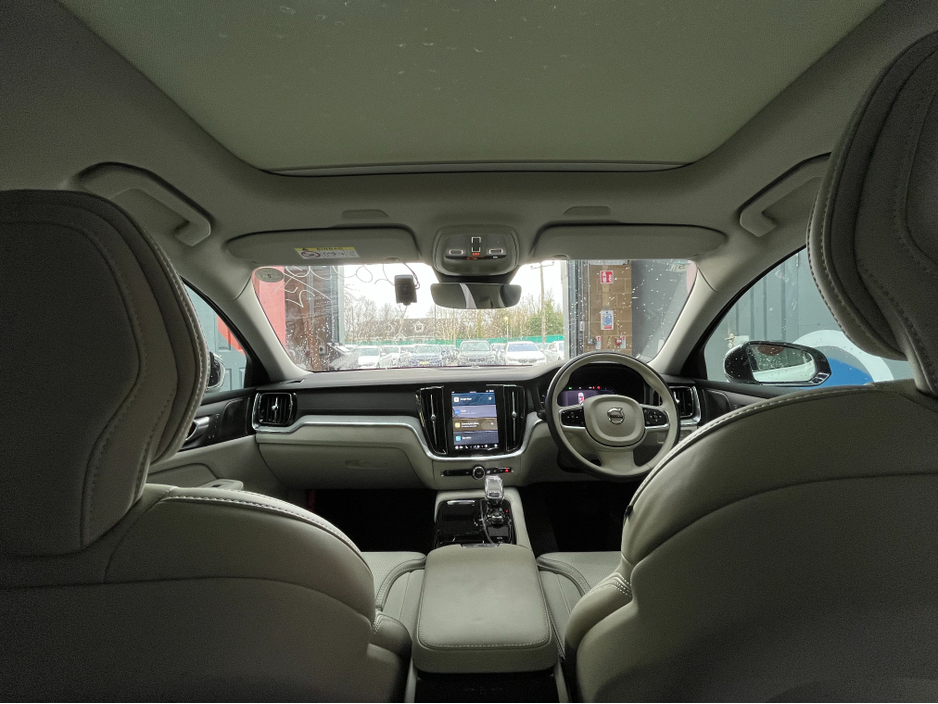2024 Volvo V60 - image 17