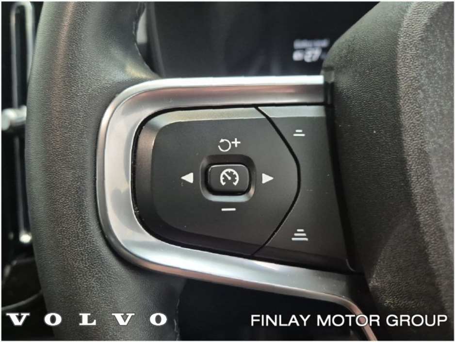 2022 Volvo XC40 - image 12