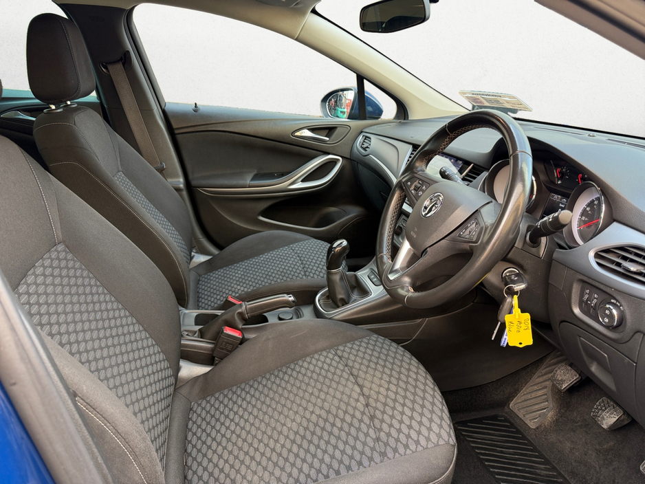 2018 Vauxhall Astra - image 5