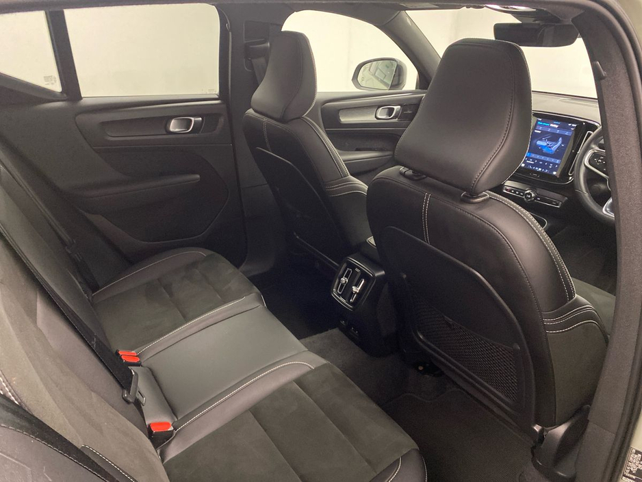 2022 Volvo XC40 - image 24