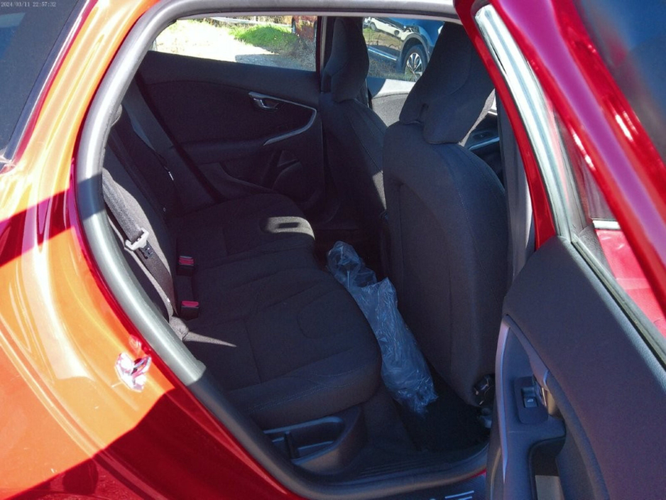 2018 Volvo V40 - image 11