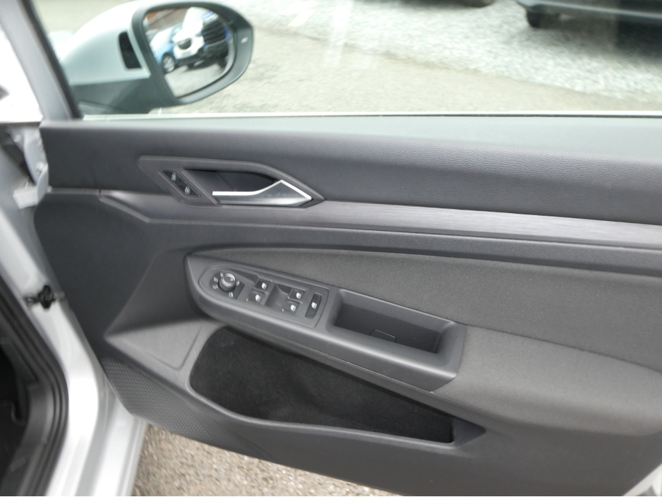 2022 Volkswagen Golf - image 18