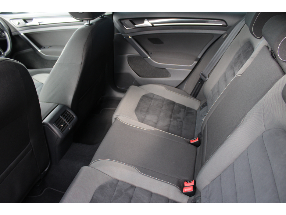 2015 Volkswagen Golf - image 22