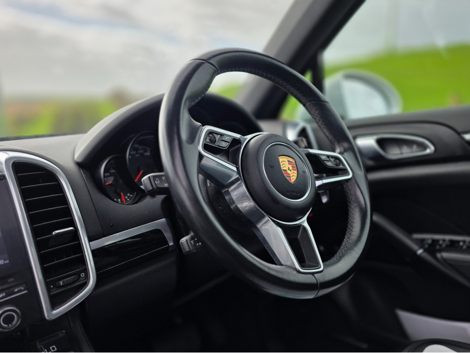 2018 Porsche Cayenne - image 2