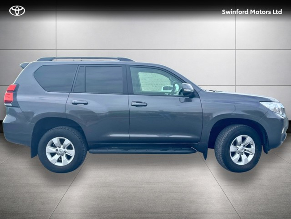 2023 Toyota Landcruiser - image 3