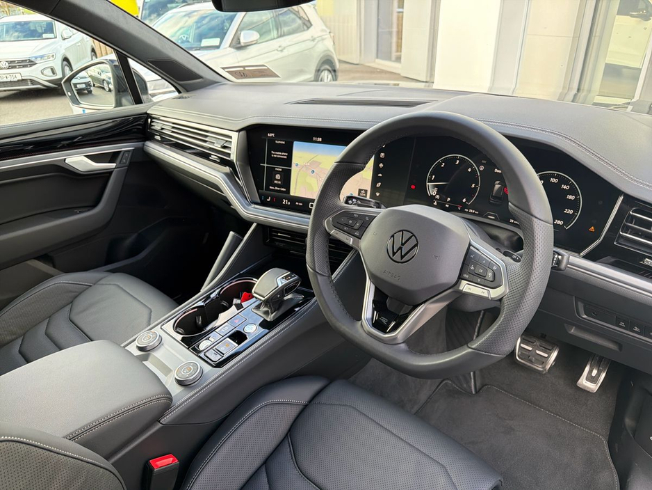 2026 Volkswagen Touareg R-Line (COMMERCIAL)