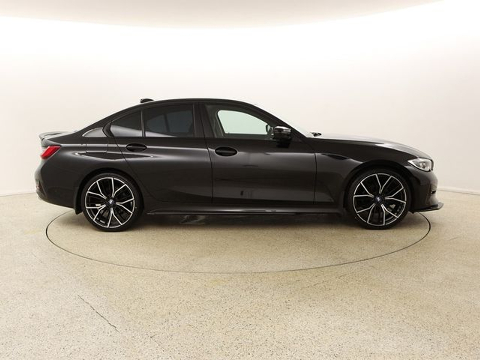 2021 BMW 3 Series - image 8
