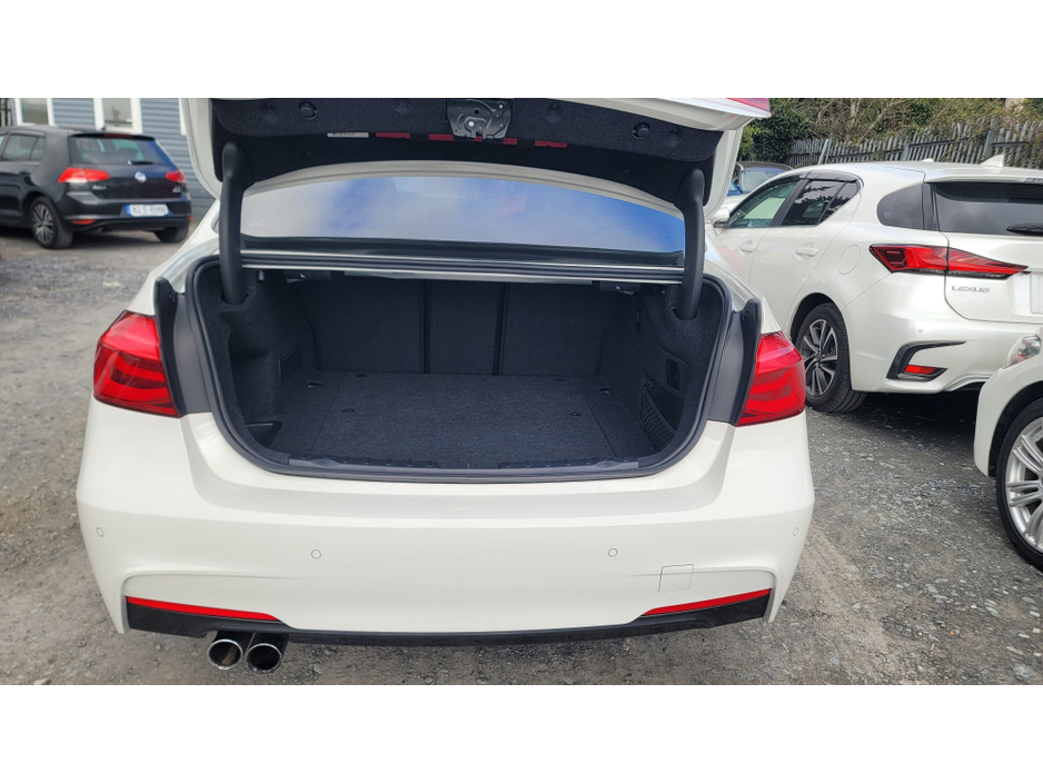 2016 BMW 3 Series - image 9